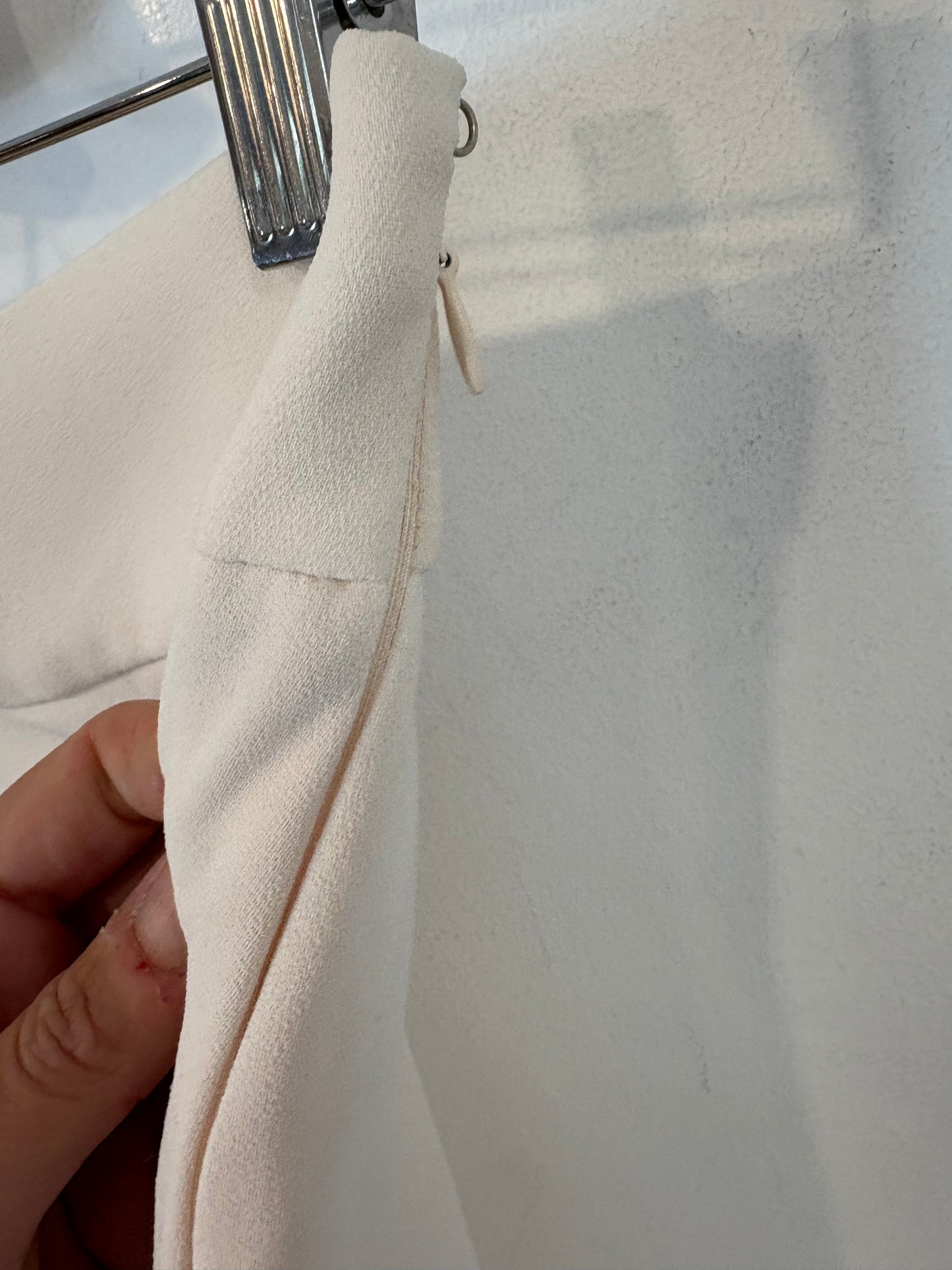 ELISABETTA FRANCHI. Pantalón fluido beige detalle cintura. T 36