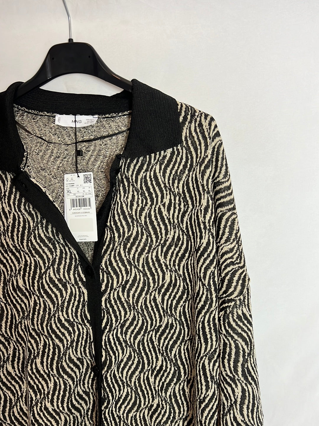 MANGO. Total look Chaqueta y pantalón fluidos hilos brillo. TXL