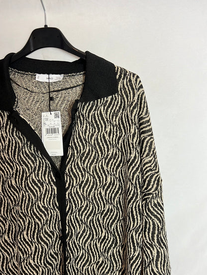 MANGO. Total look Chaqueta y pantalón fluidos hilos brillo. TXL