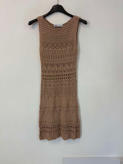 ZARA. Vestido corto croché color arena