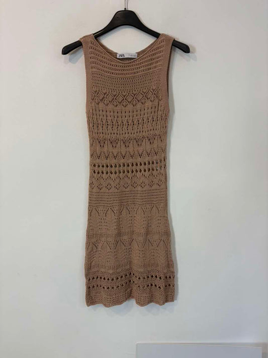 ZARA. Vestido corto croché color arena