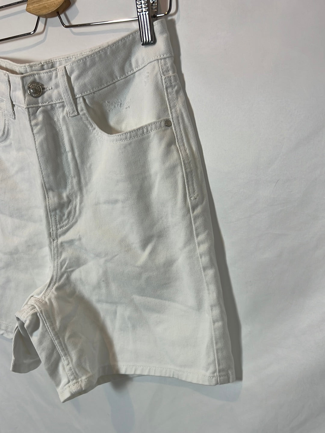 ZARA. Bermuda denim blanca. T 38