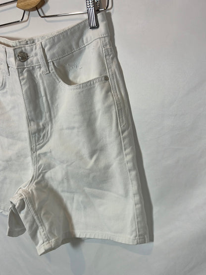 ZARA. Bermuda denim blanca. T 38