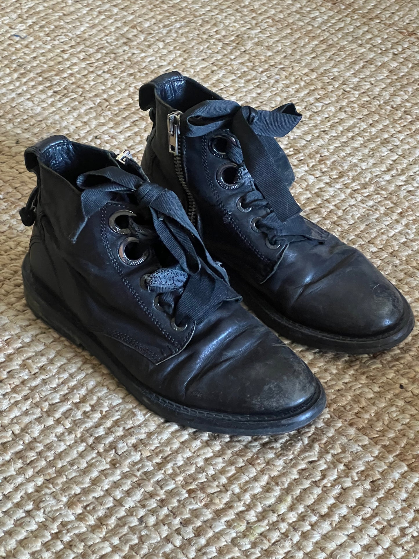 ZADIG&VOLTAIRE. Botas negras cordones T.38