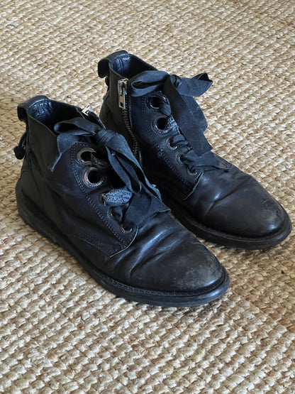 ZADIG&VOLTAIRE. Botas negras cordones T.38