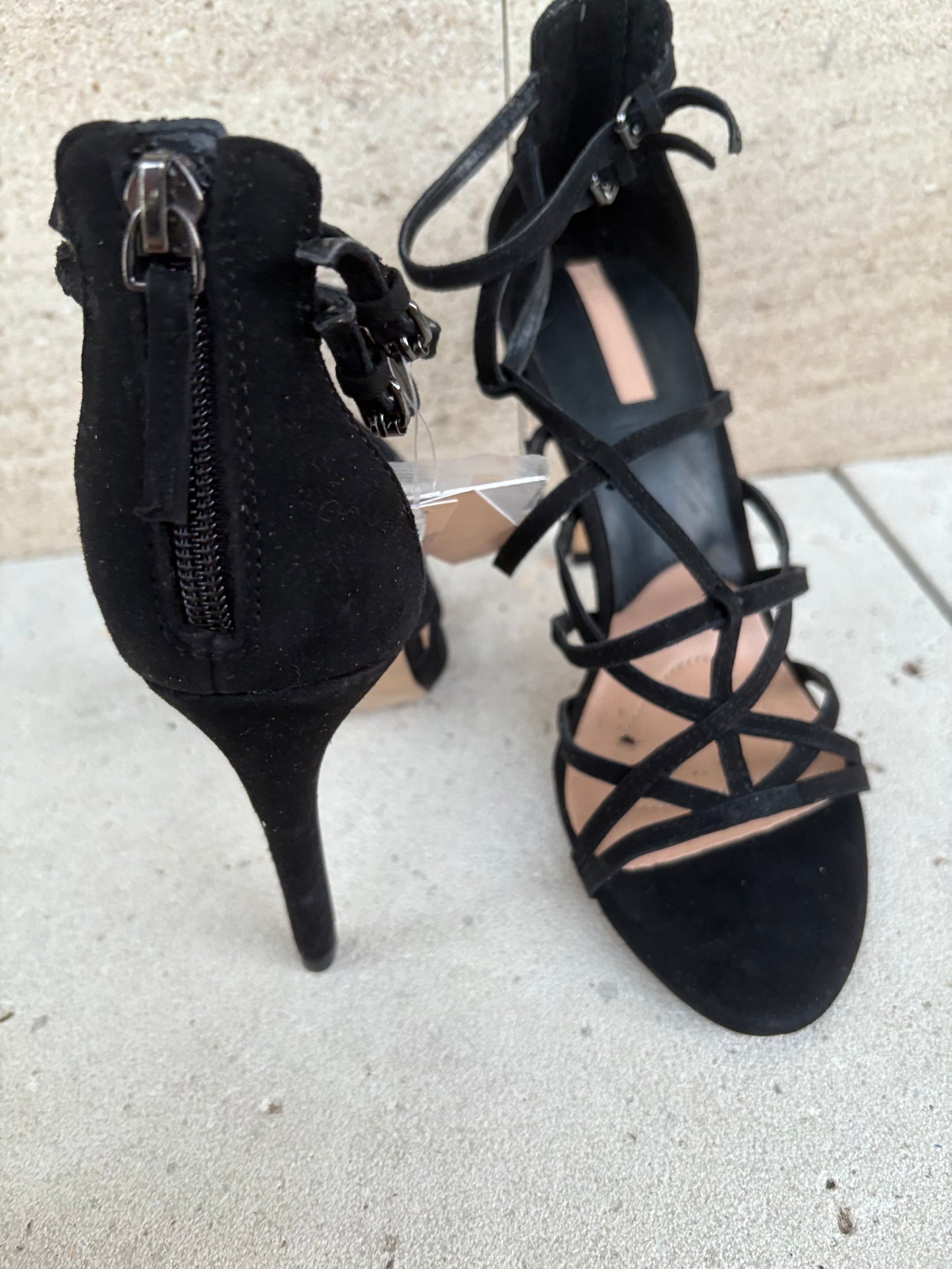 STRADIVARIUS . Sandalia negra tiras.T 37