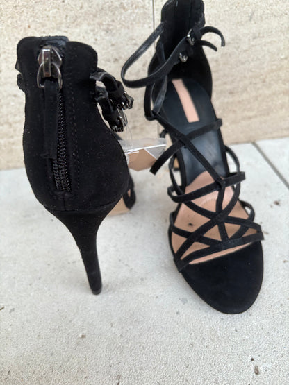 STRADIVARIUS . Sandalia negra tiras.T 37