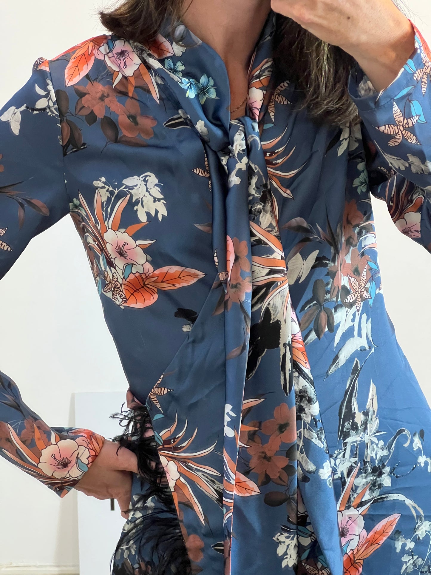 WENDY DRESS. Vestido fluido cruzado plumas. T S