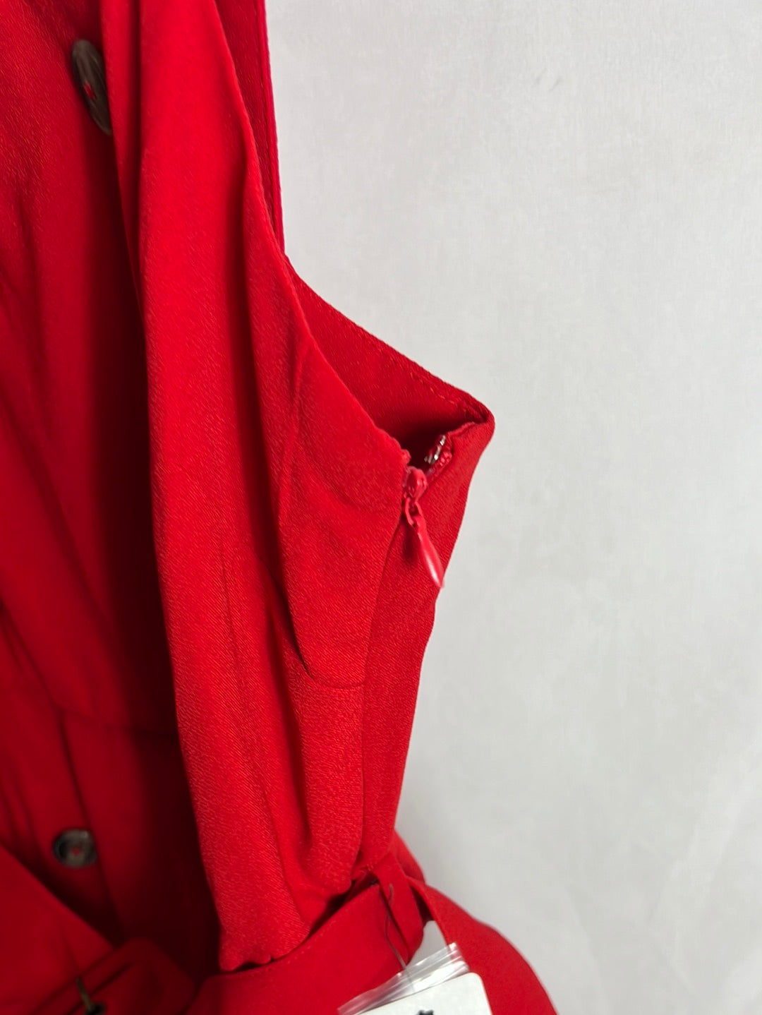 FÓRMULA JOVEN. Vestido rojo botones y cinturón . T 40