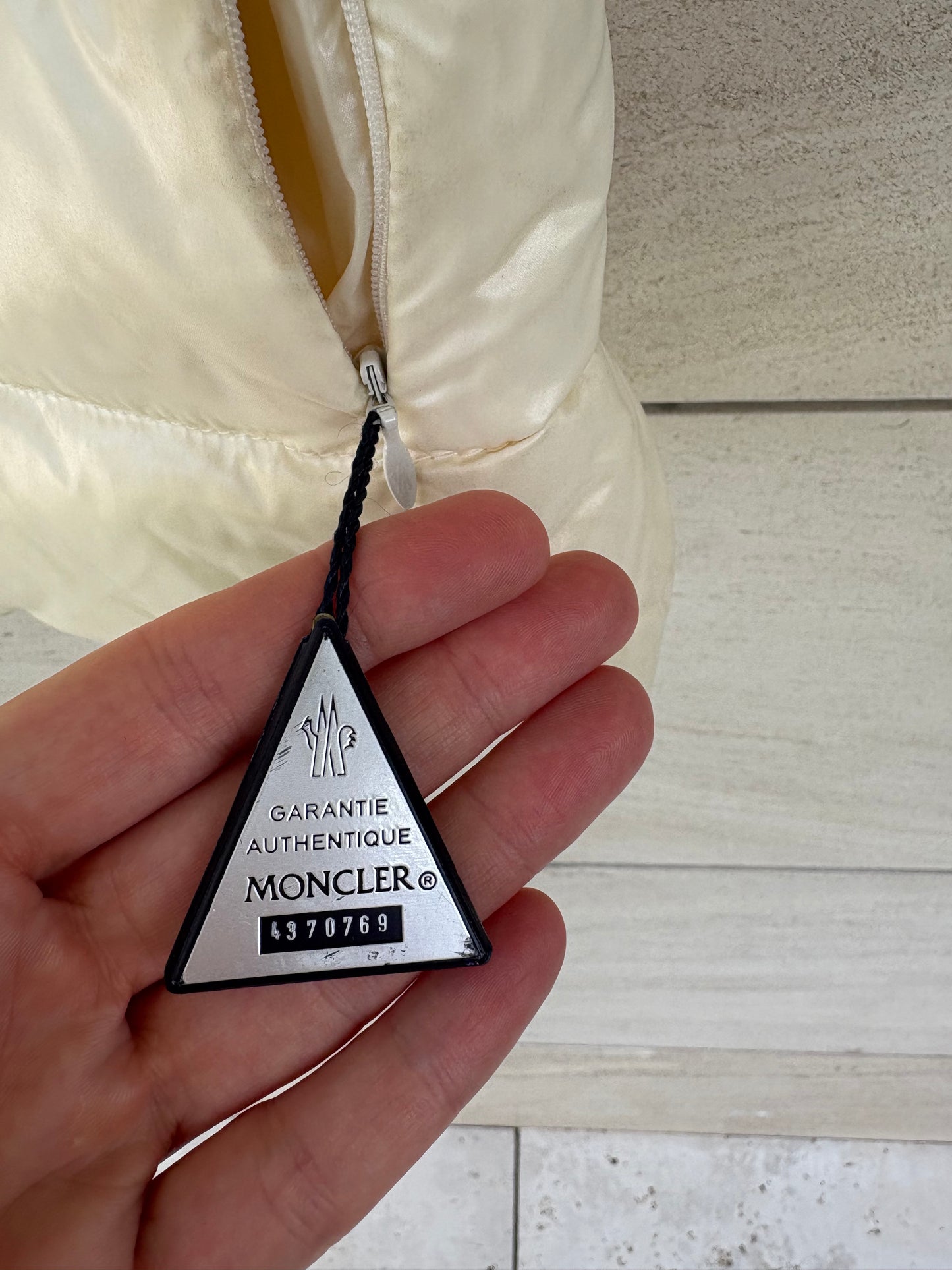 MONCLER. Chaleco ligero beige claro . T 2 (S/M)