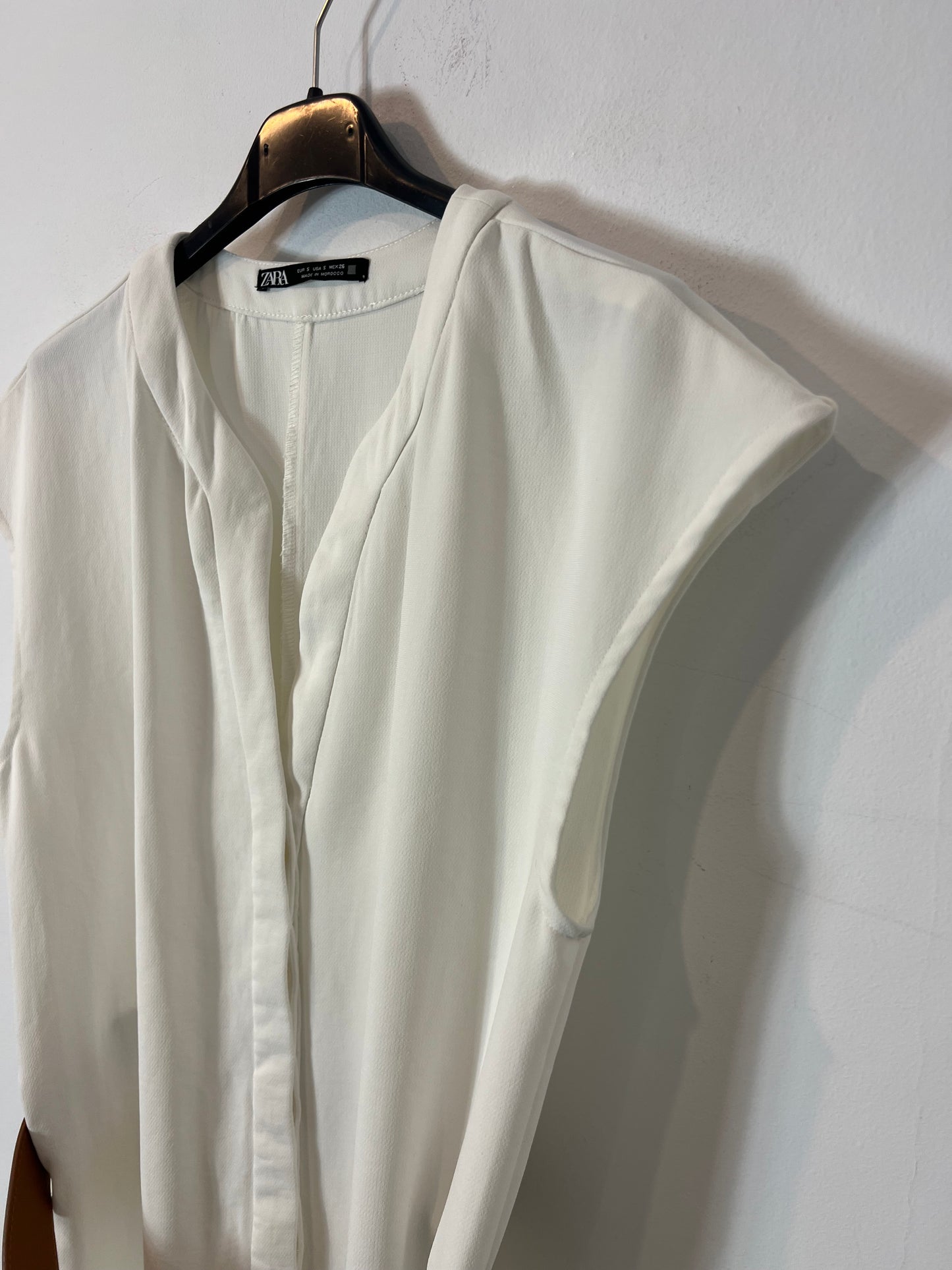 ZARA. White flowing jumpsuit with belt. TS