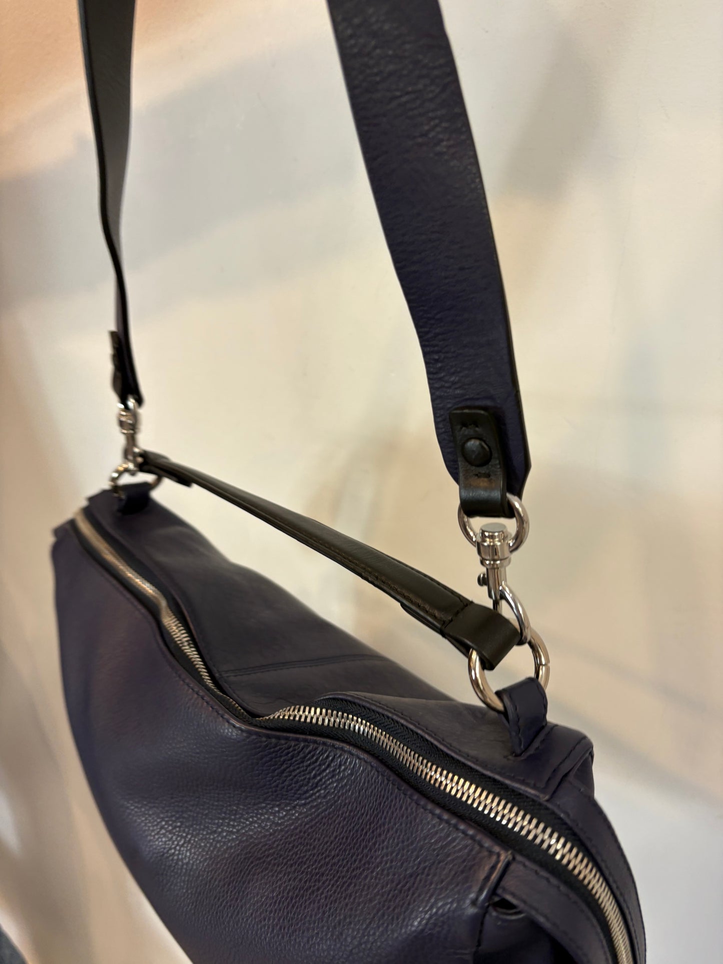 ADOLFO DOMINGUEZ. Bolso piel azul doble asa