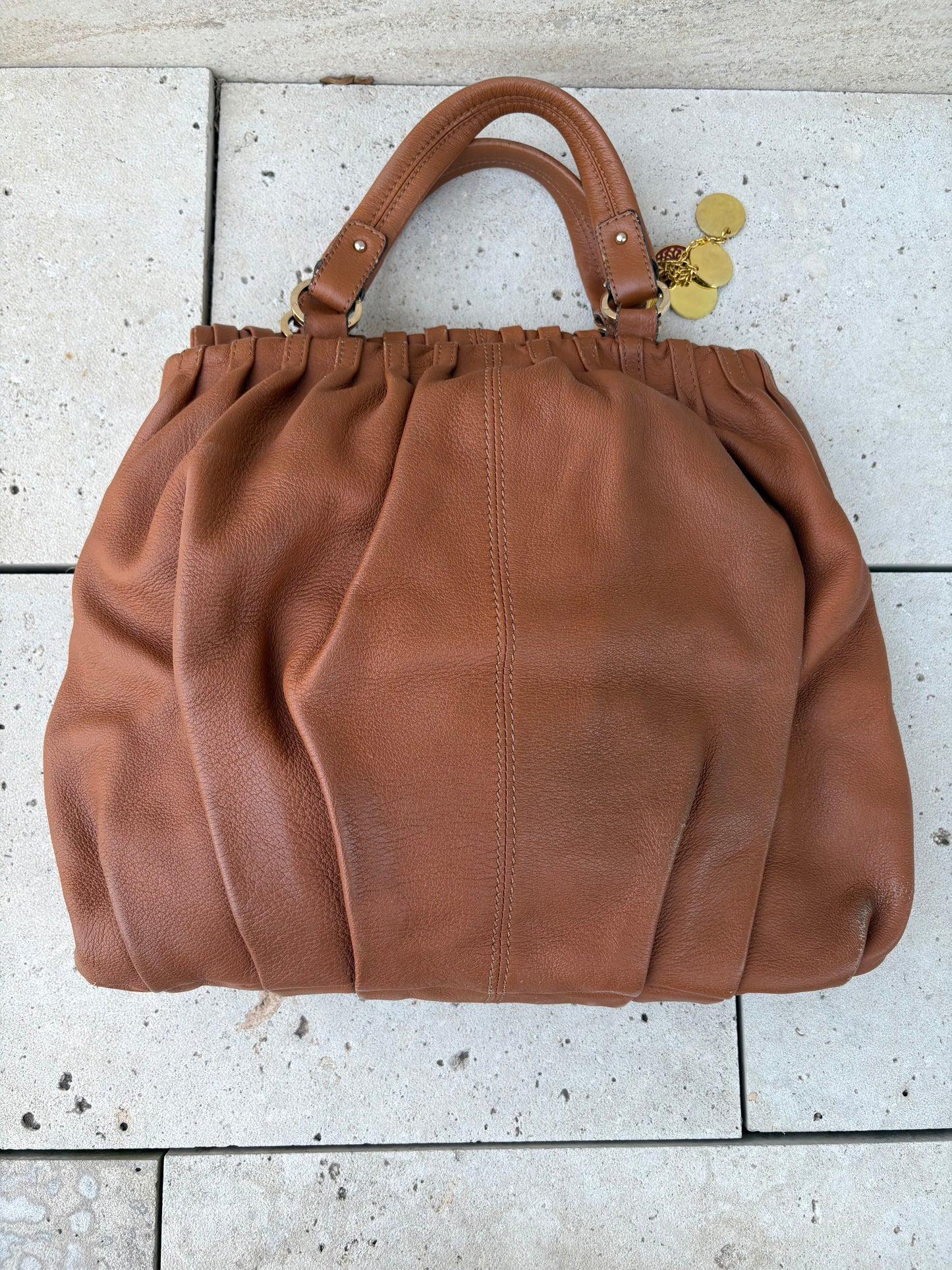 CAROLINA HERRERA. Bolso de mano en piel marrón