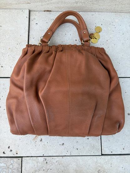 CAROLINA HERRERA. Bolso de mano en piel marrón