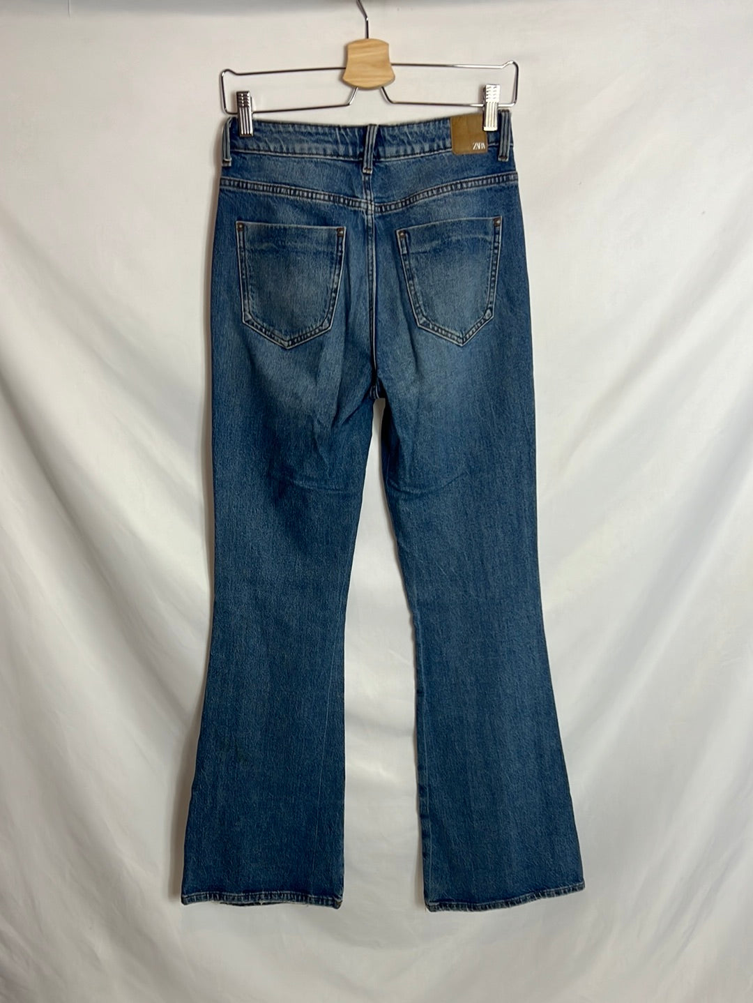ZARA. Denim acampanado lavado medio. T 36