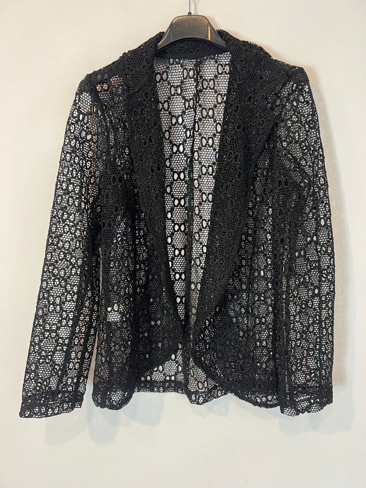 OTRAS. Chaqueta negra troquelada. T S/M