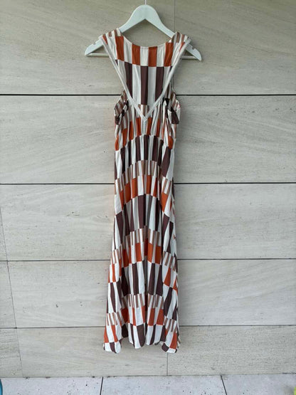 Vestido midi fluido escote geométrico