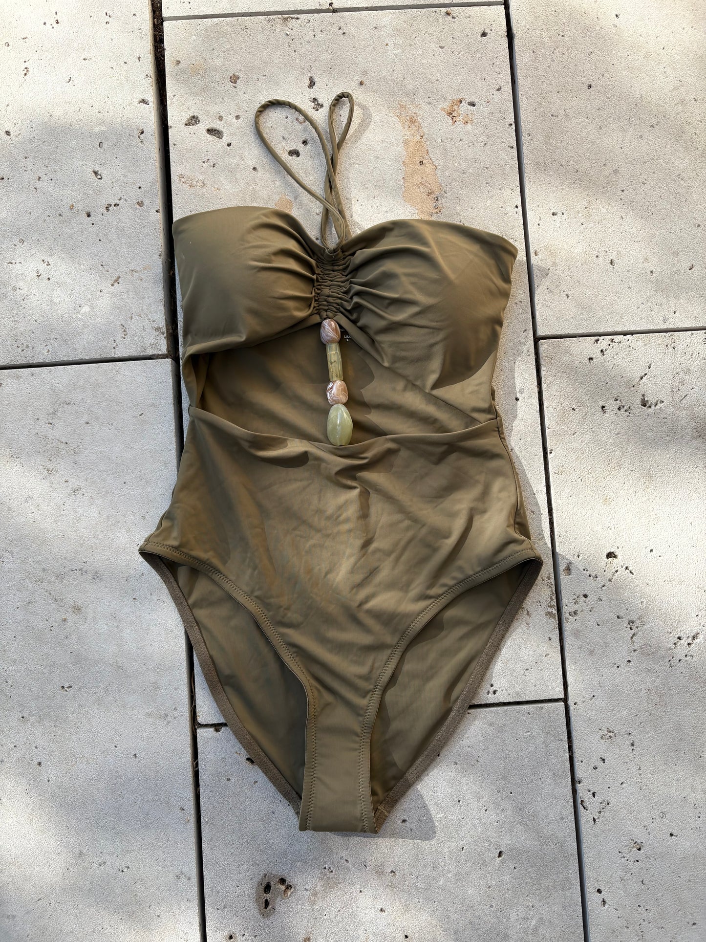MASSIMO DUTTI.  Bañador verde aberturas y abalorios