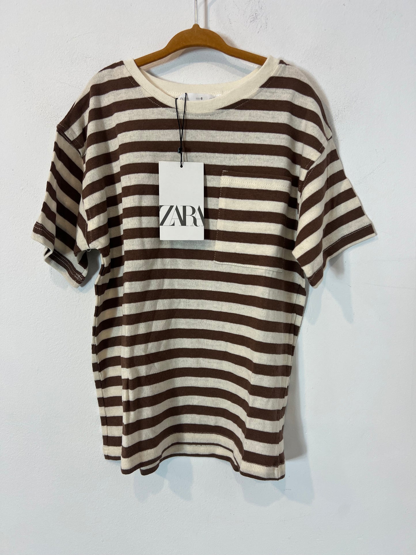 ZARA. Camiseta rayas beiges y marrones. T 6 años