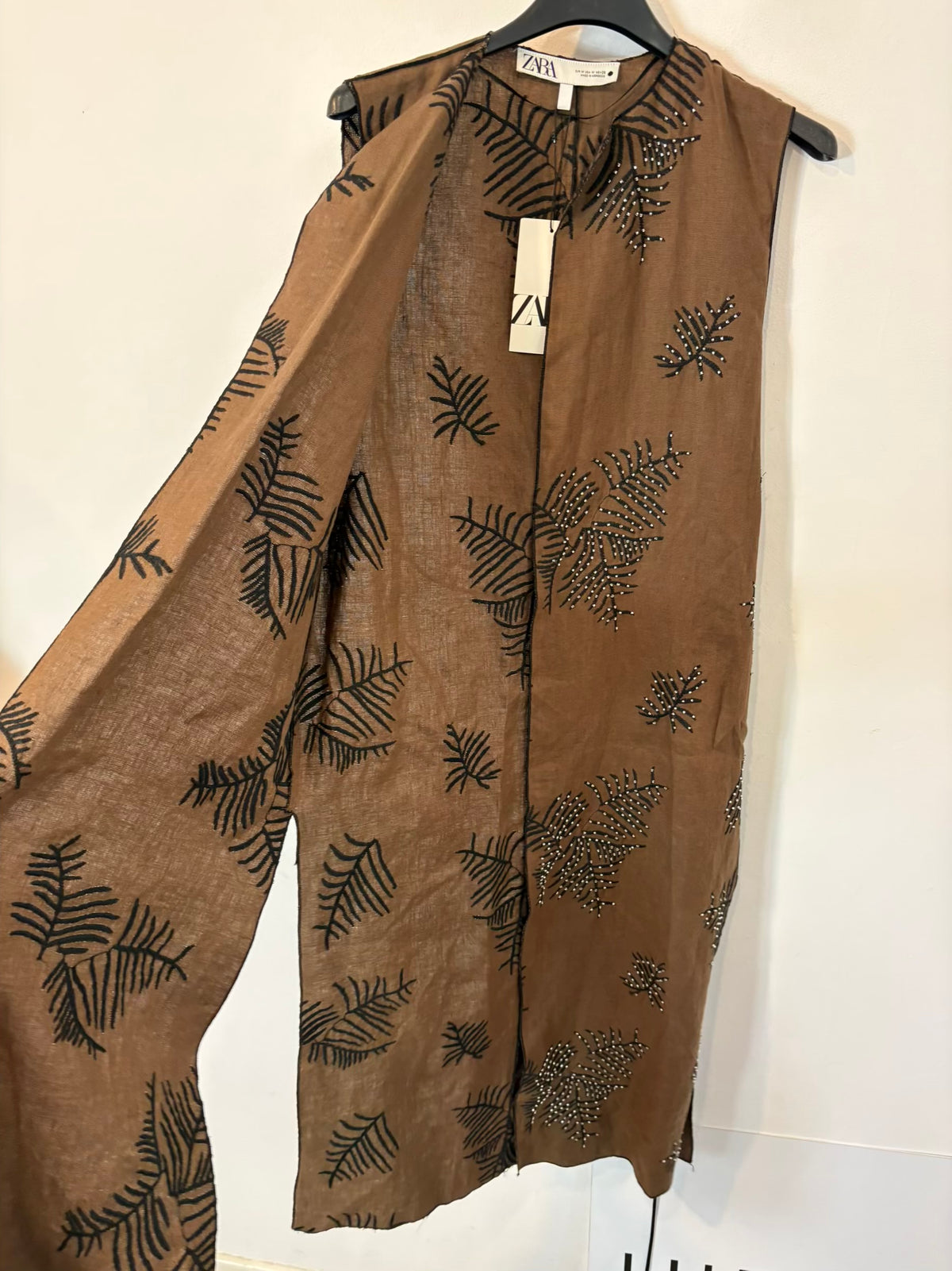 ZARA. Conjunto marrón bordado