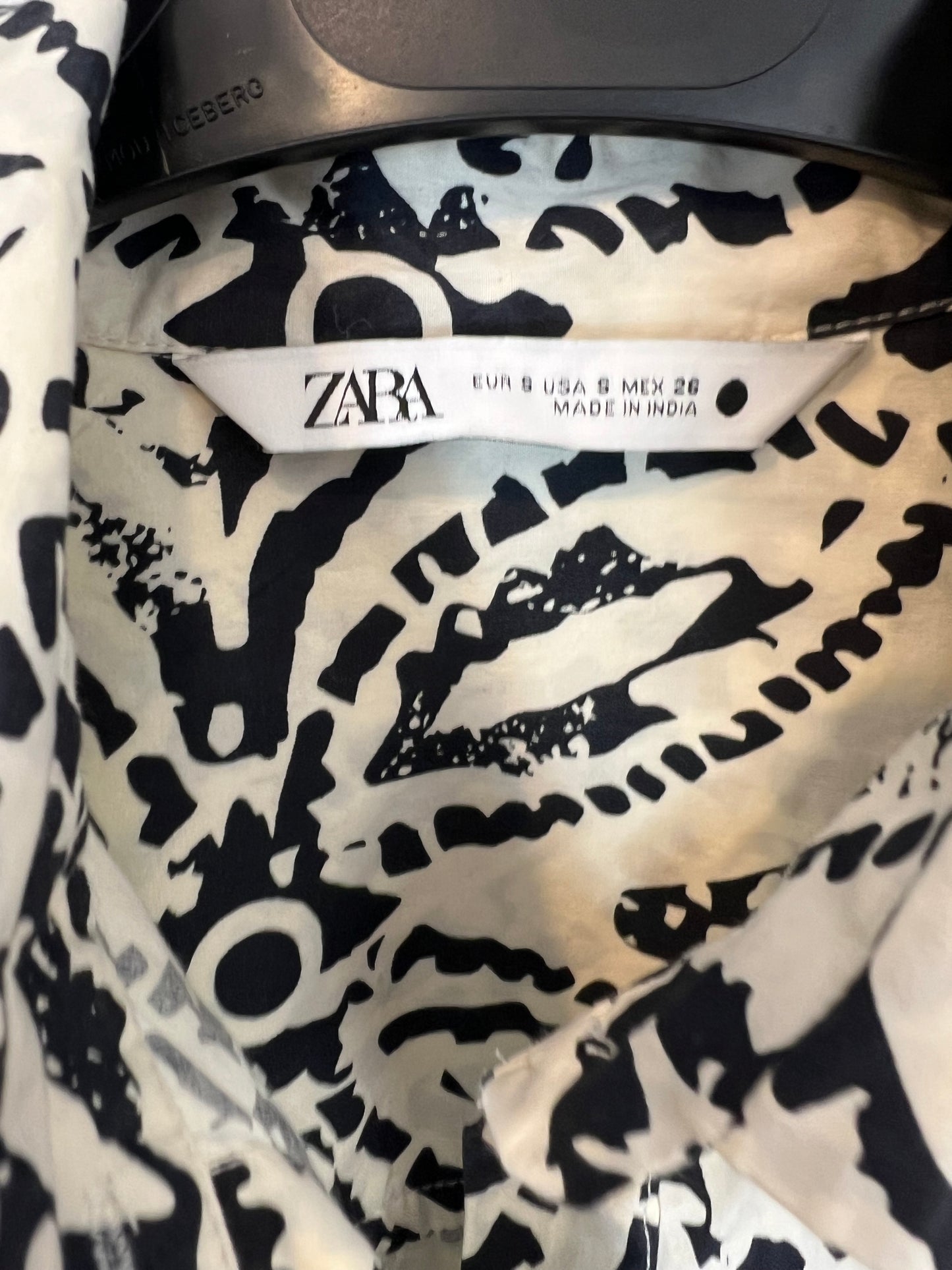 ZARA. White printed shirt. TS/M