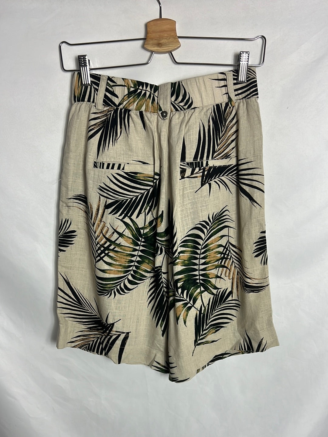 OBJECT. Beige leaf print Bermuda shorts. T 36