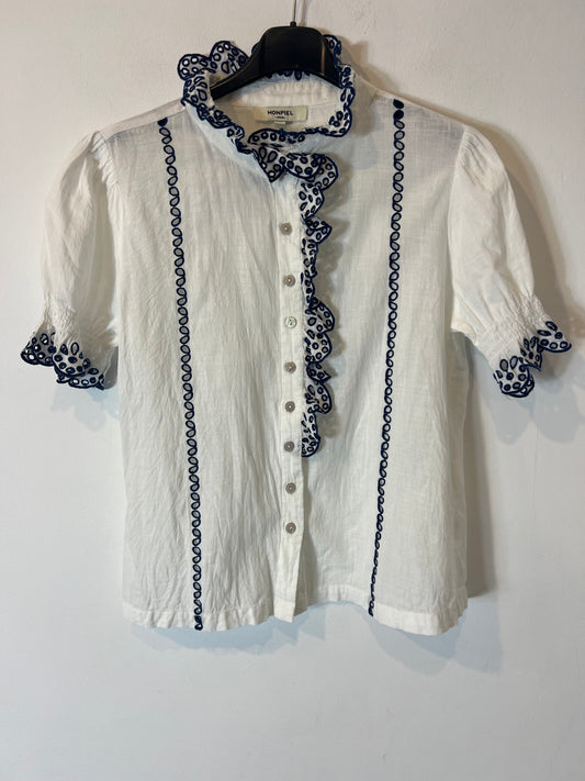 MONPIEL. White blouse with blue embroidery. TS/M