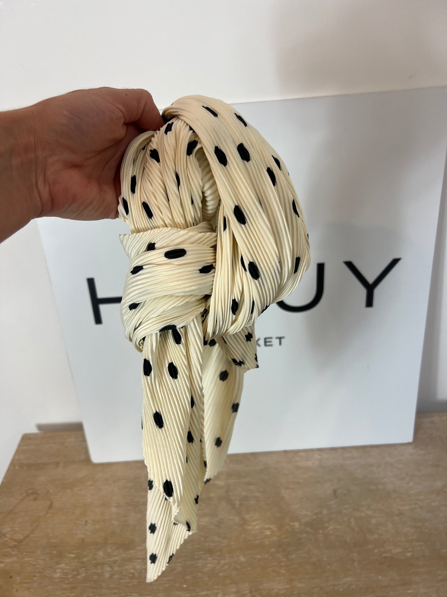 ZARA. Pañuelo plisado lunares