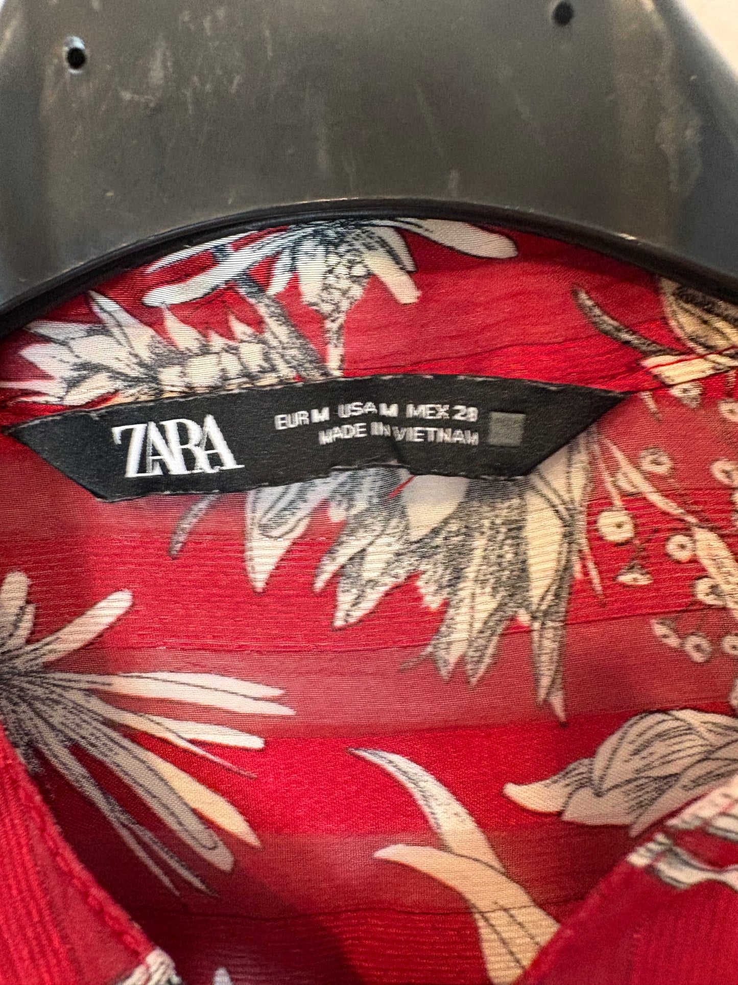 ZARA. Blusa fluida color vino