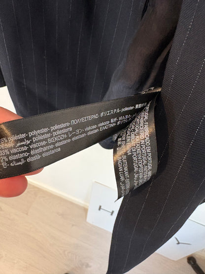 MASSIMO DUTTI. Americana negra raya diplomática