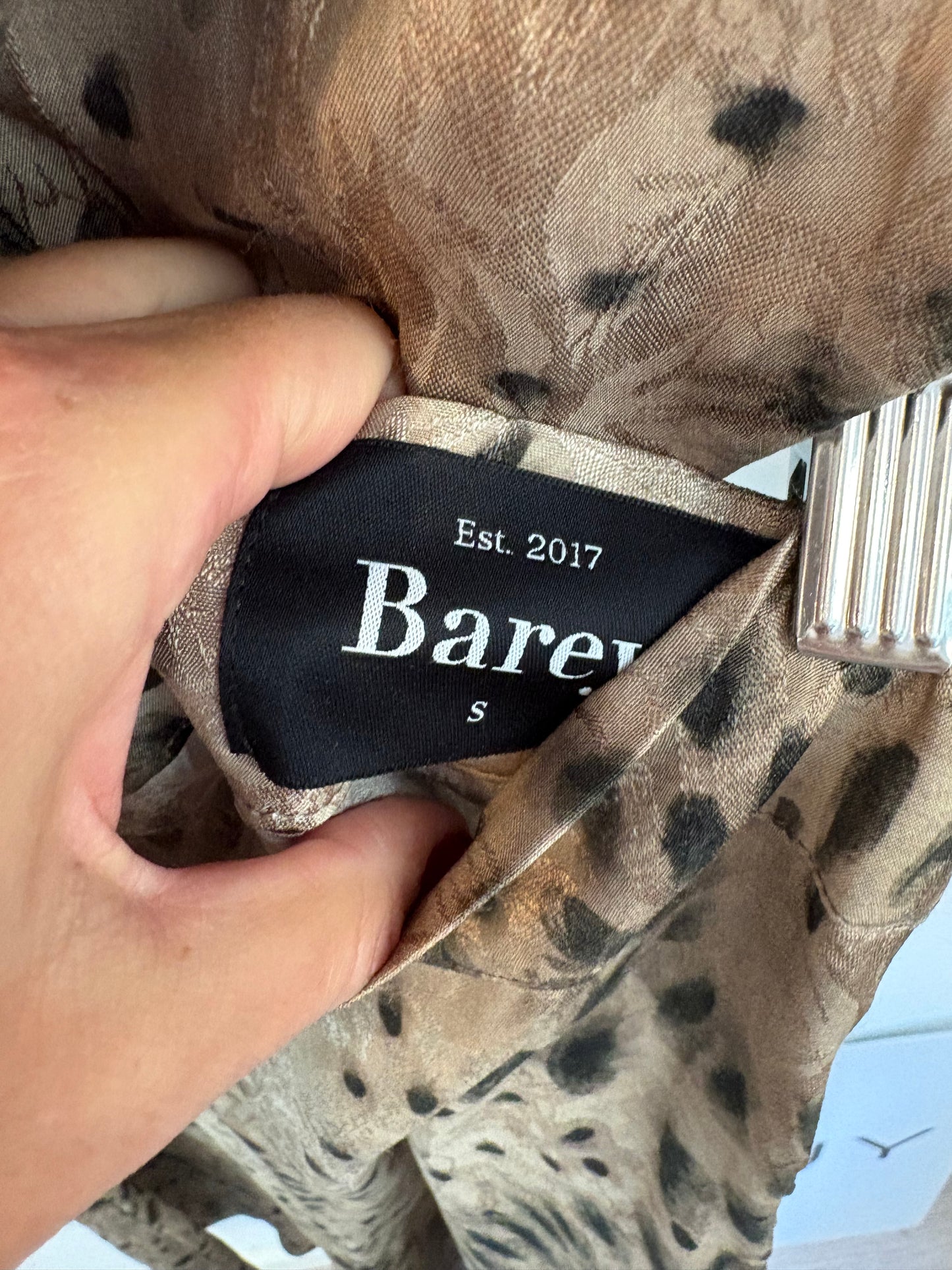 BAREY. Total look print