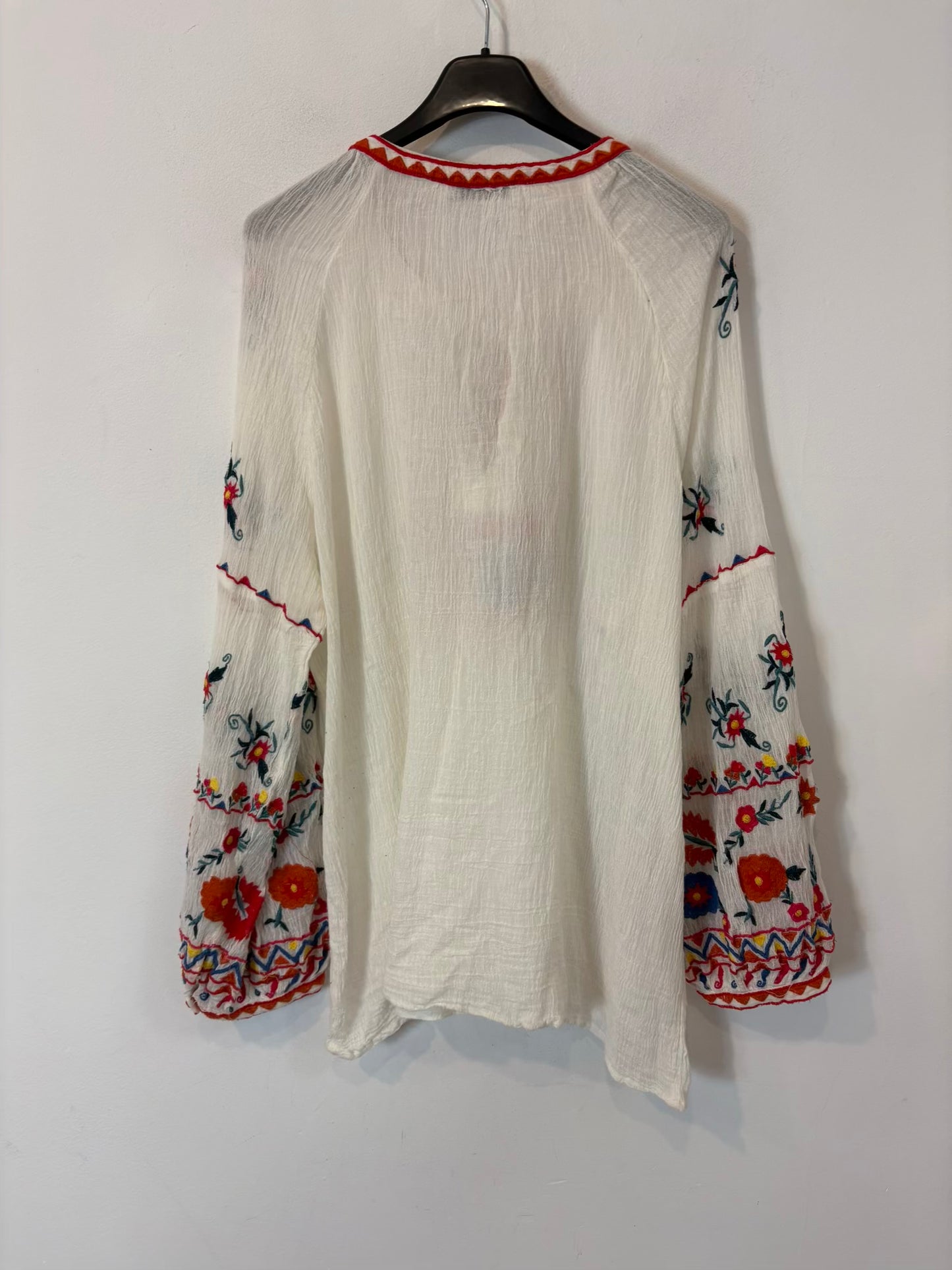 ZARA. Blusa blanca bordados colores
