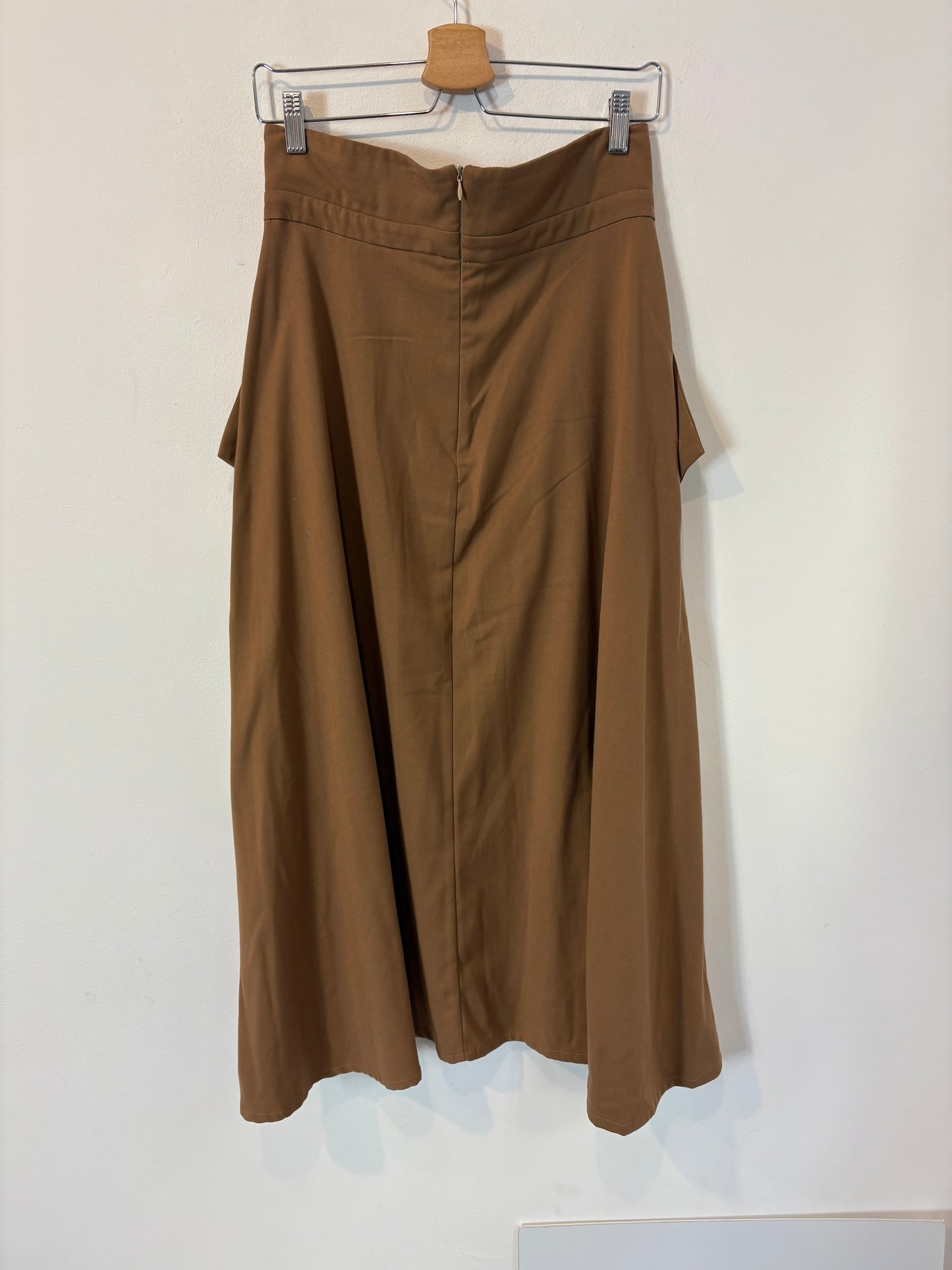 IQ COLLECTION. Falda midi marrón bolsillos