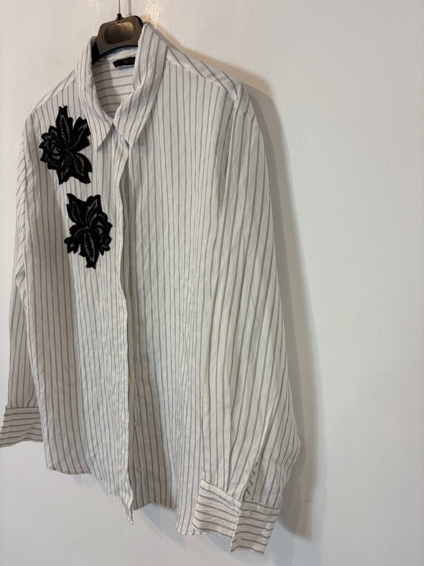 ZARA. camisa rayas flor encaje