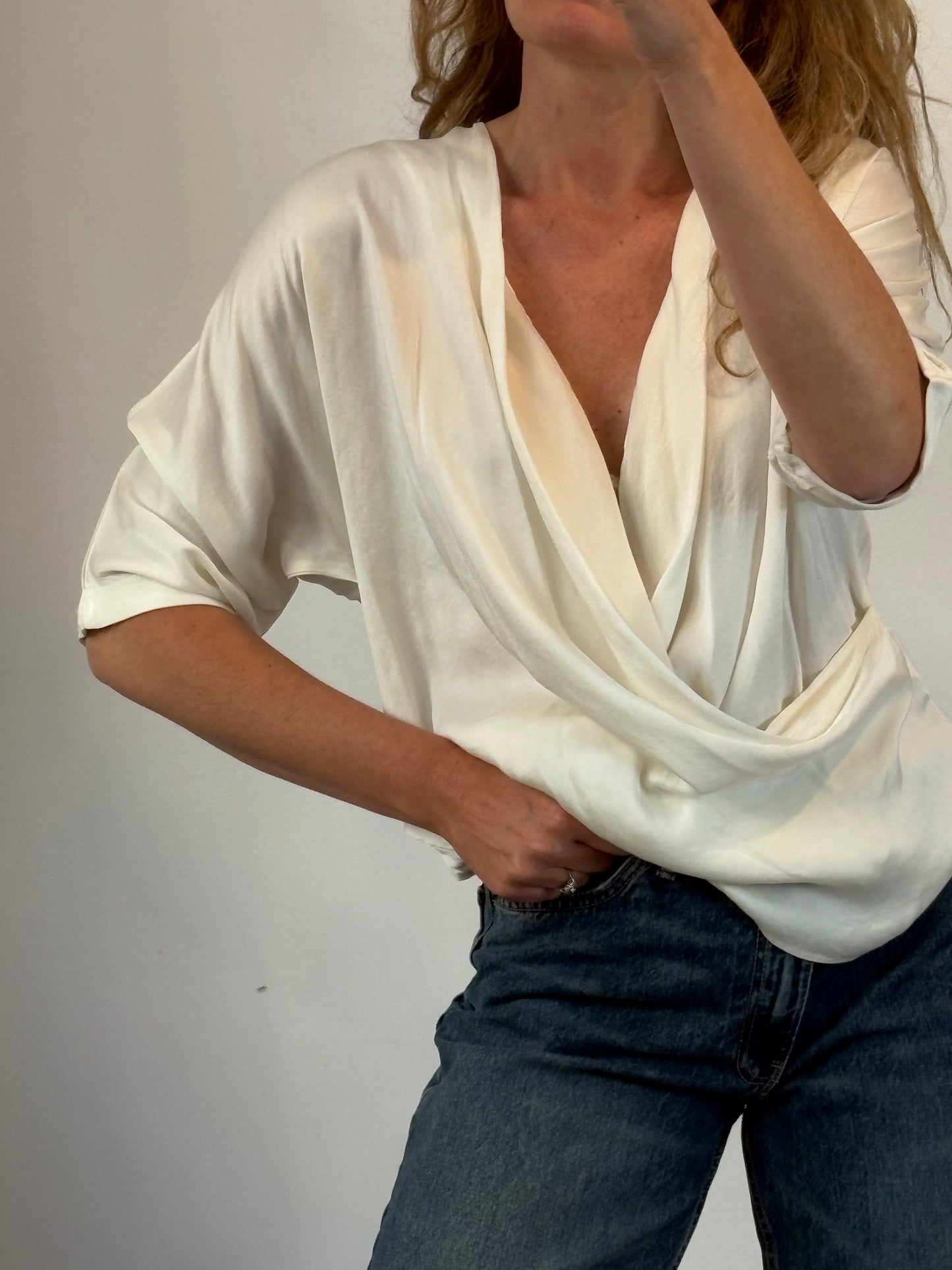 TCN. Blusa seda color crudo cruzada