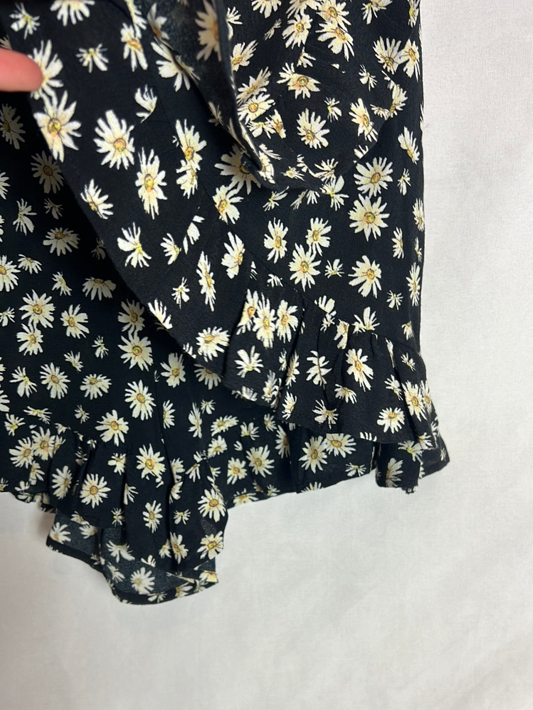 ZARA. Falda pantalón negro margaritas. T XS