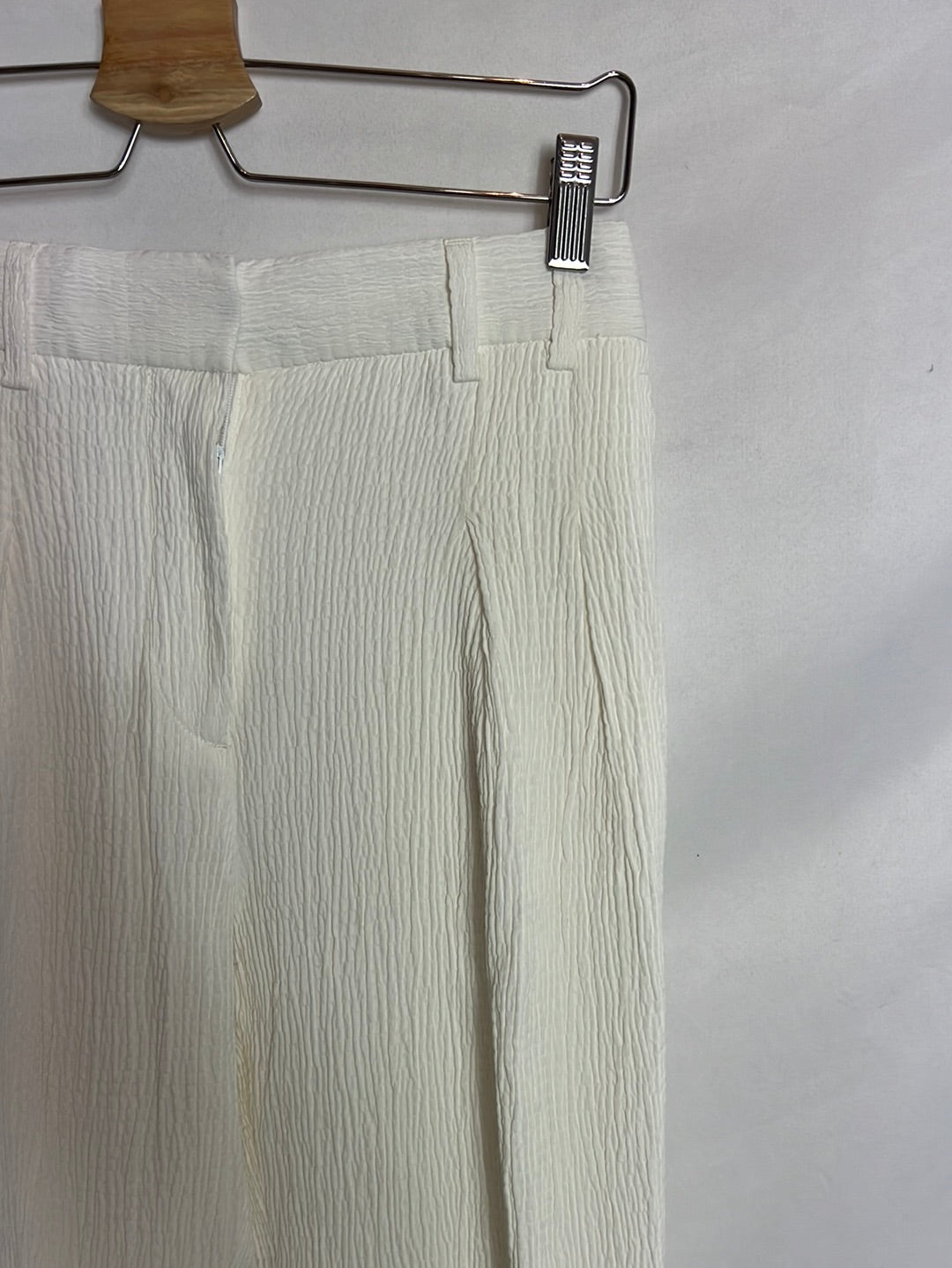 VICTORIA BECKHAM. Total look blanco textura T.36