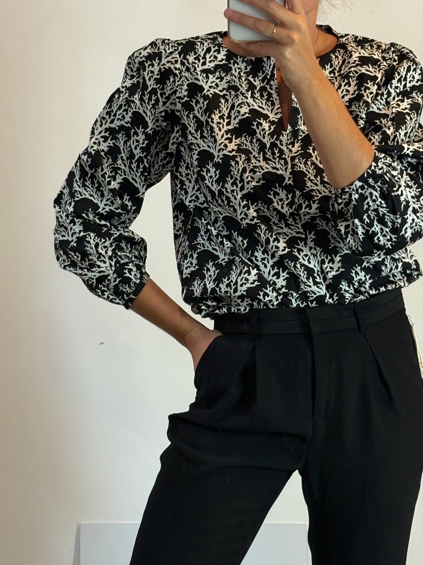 SOEUR. Blusa negra corales