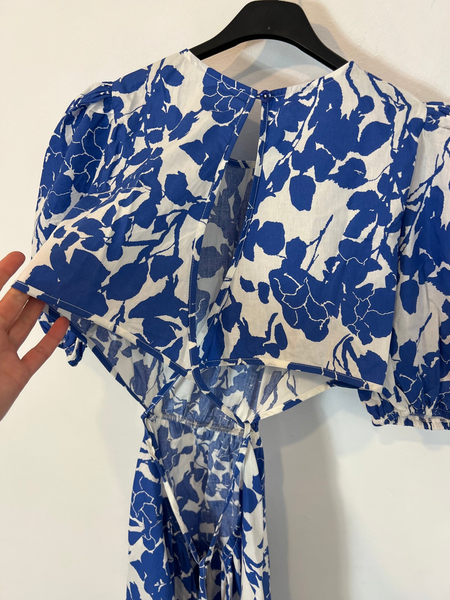 OTRAS. Vestido largo blanco y azul flores T.u(M)