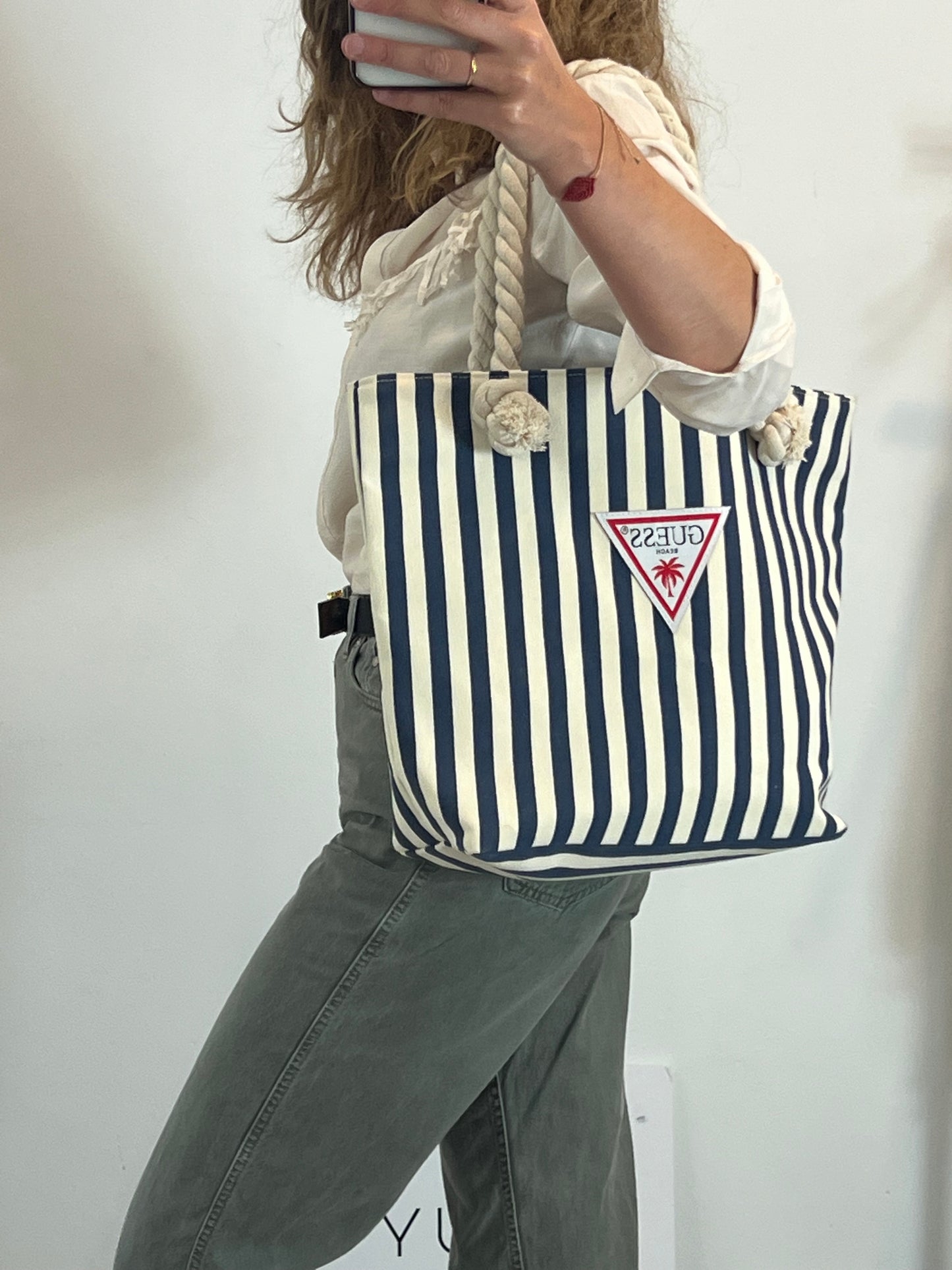 GUESS. Bolso lona rayas