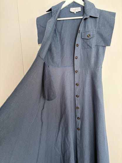 IQ COLLECTION. Vestido largo azul abotonado