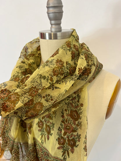 OTRAS. pañuelo tonos verdes flores