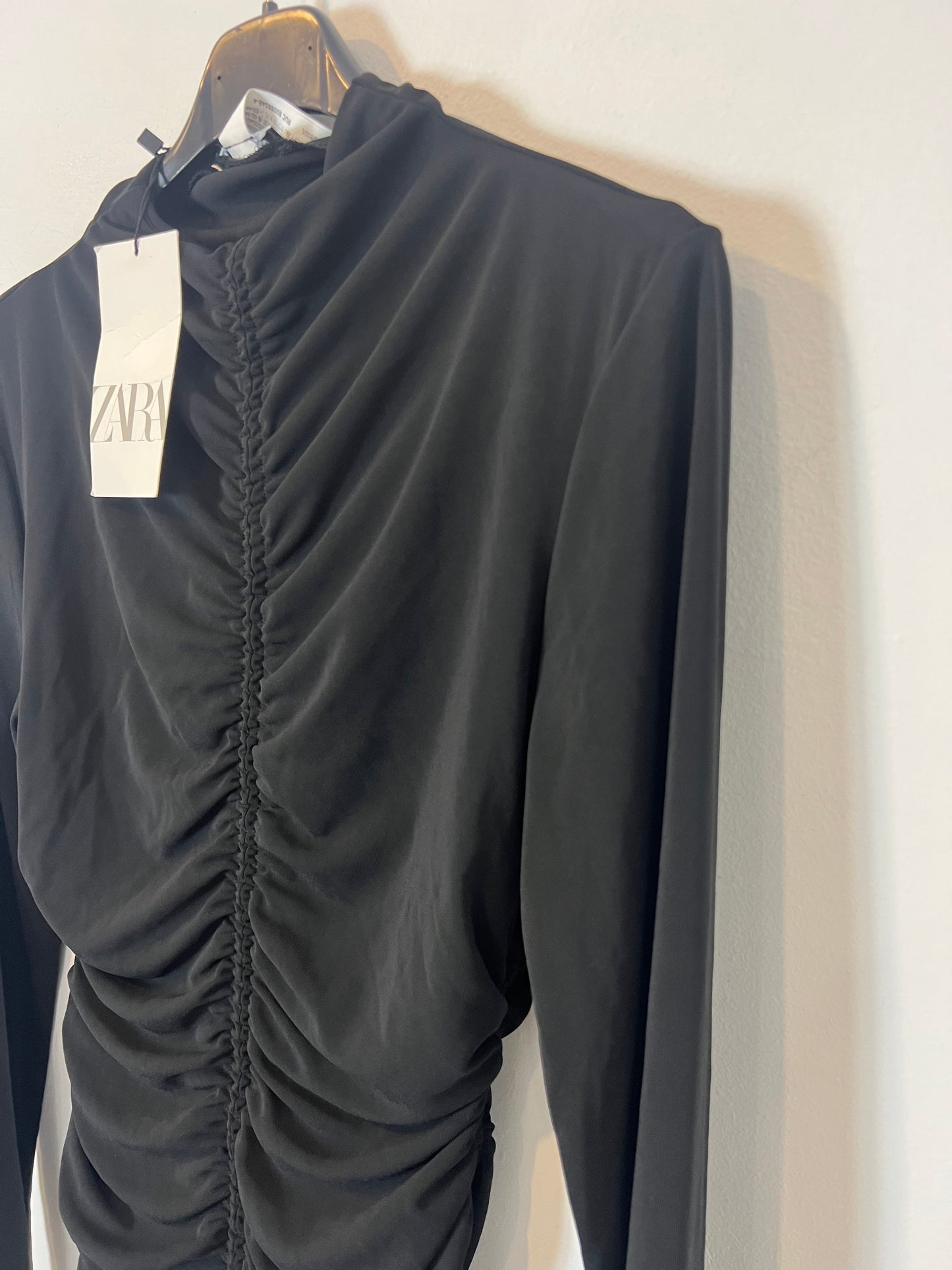 ZARA. Vestido corto elástico fruncidos. T L