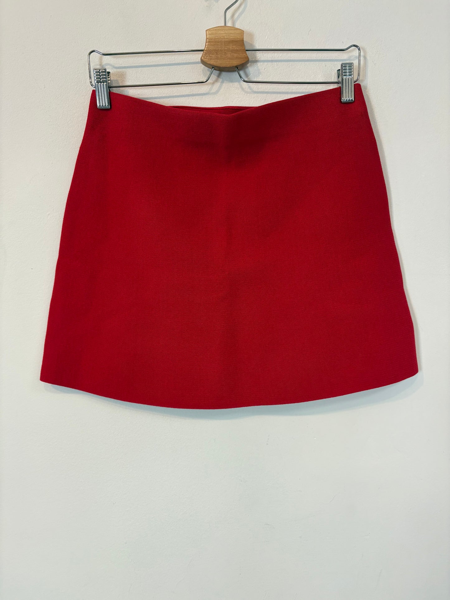 ZARA. Falda roja punto elástico. T S