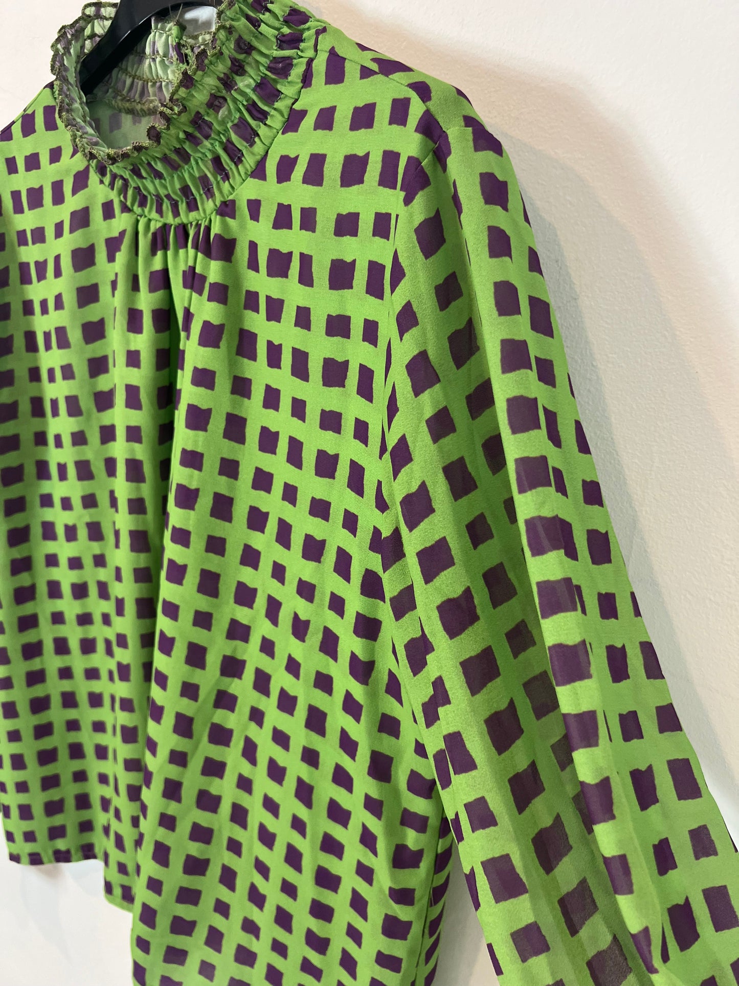 MONISQUI. Blusa verde cuadros morados T.m