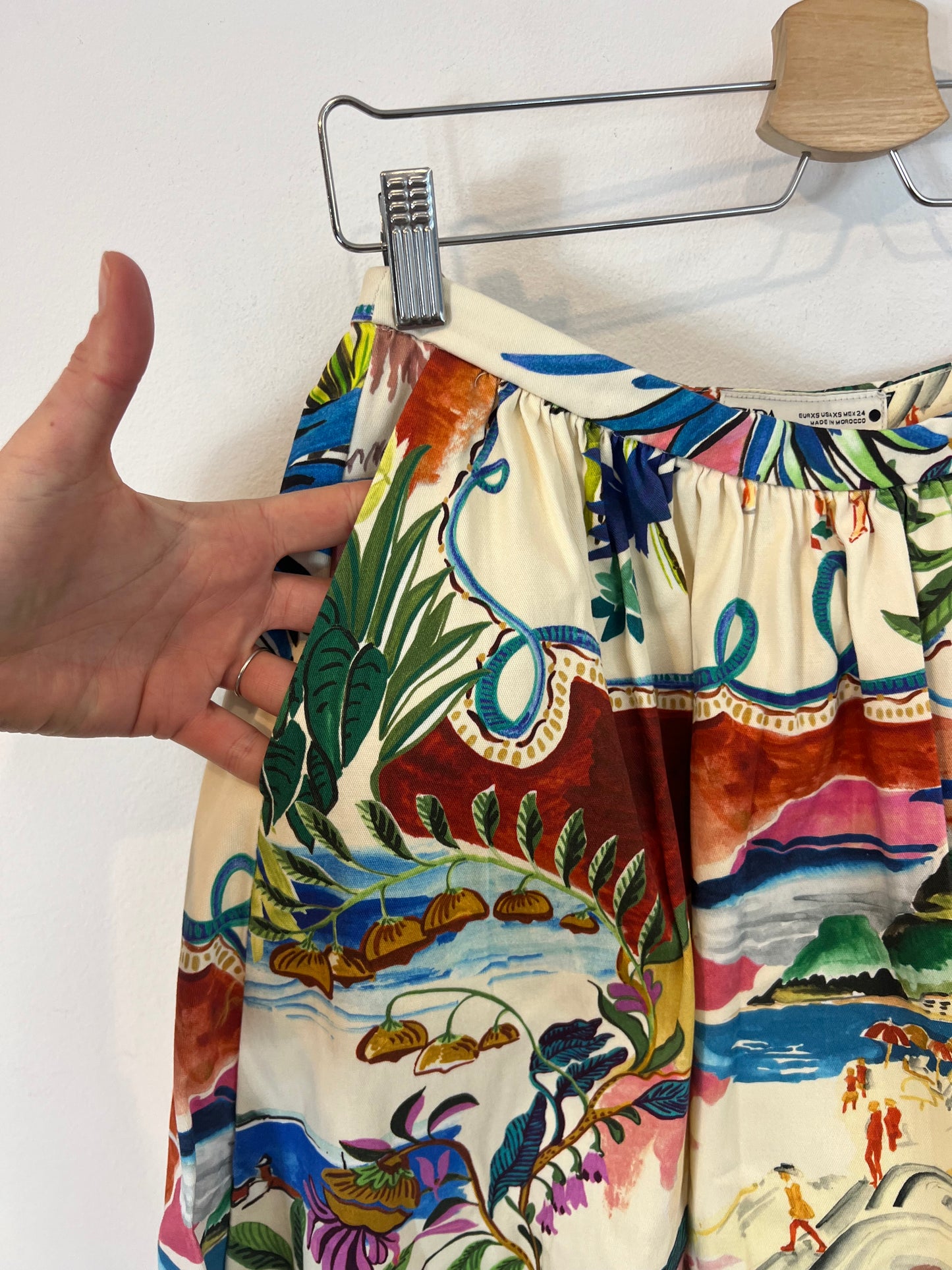 ZARA. Falda midi dibujos. T Xs