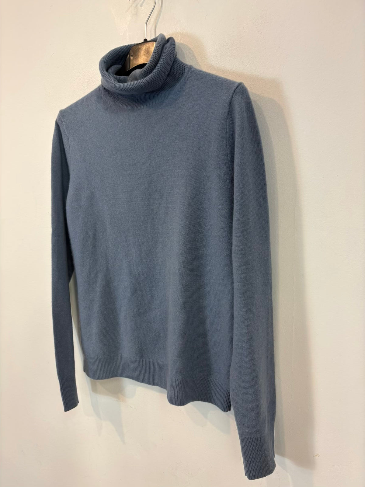 UNIQLO. Jersey cashmere azul cuello alto