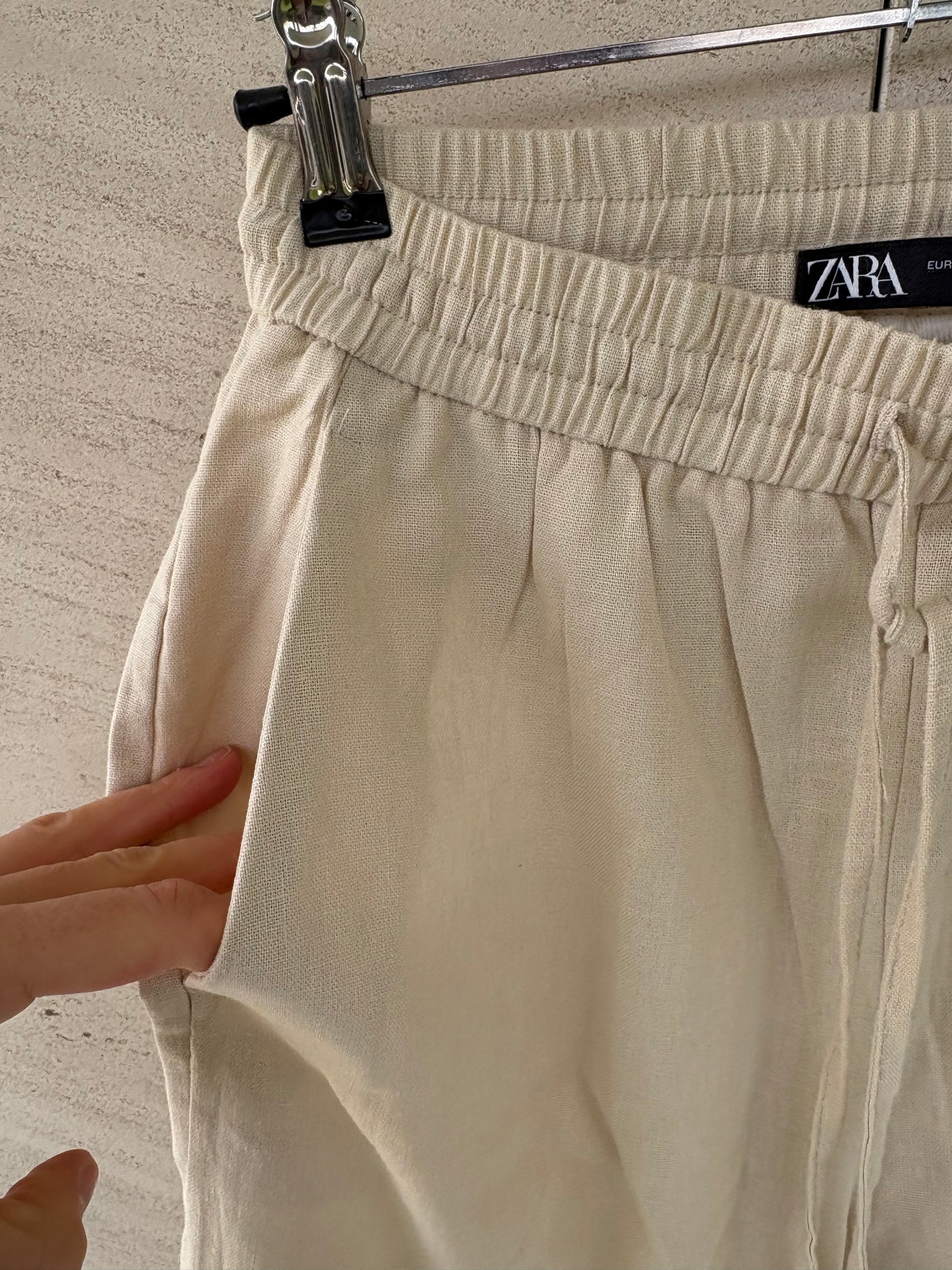 ZARA. Pantalón fluido mezcla