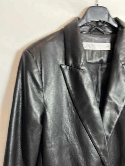 ZARA. Black faux leather blazer. TS