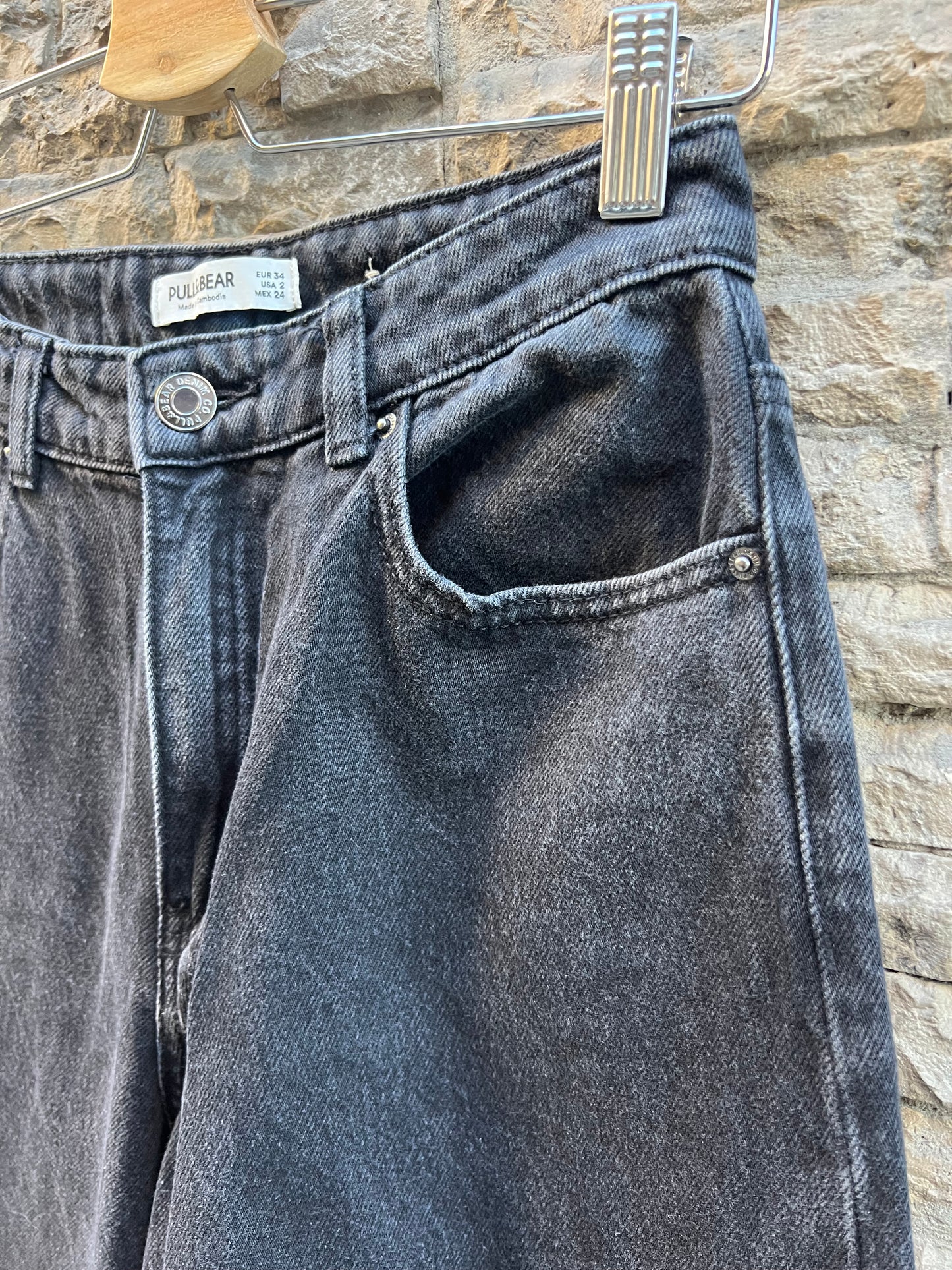 PULL&BEAR. Denim negro pata ancha. T 34